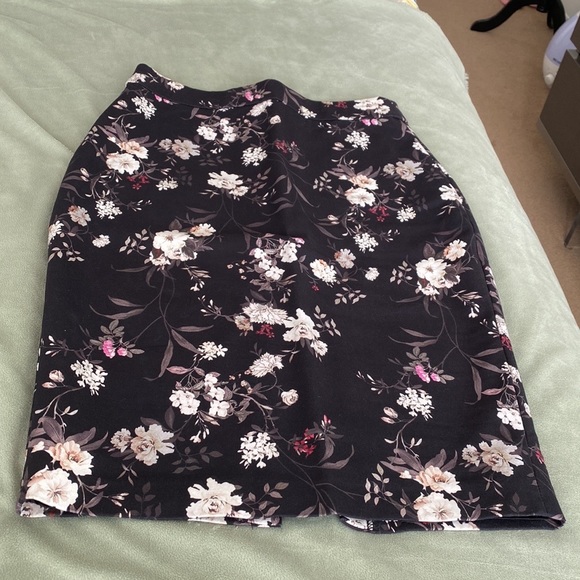 Women's Skirts Beautiful and very good condition - Picture 12 of 16